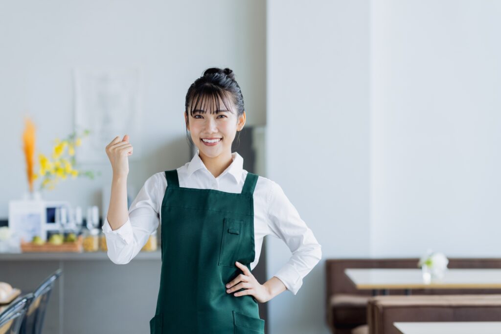 カフェで働く若い女性
